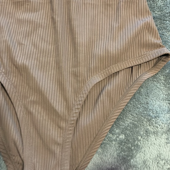 NWT Ribbed One Piece Swimsuit Tan Ring Front L - Picture 7 of 9